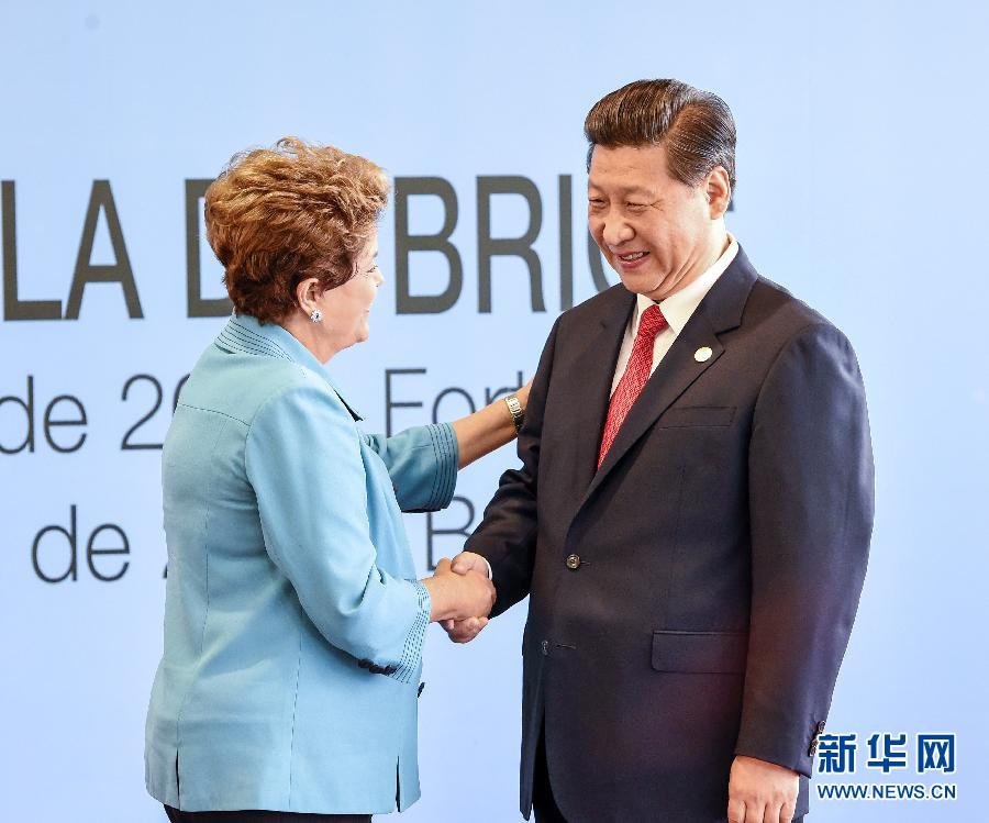 7月15日，國家主席習(xí)近平在巴西福塔萊薩出席金磚國家領(lǐng)導(dǎo)人第六次會(huì)晤。這是巴西總統(tǒng)羅塞夫迎接習(xí)近平主席。 新華社記者 李學(xué)仁 攝  