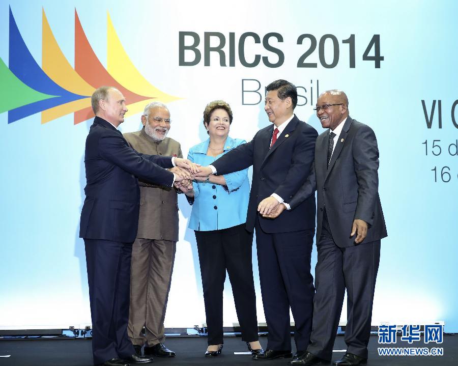 7月15日，國家主席習(xí)近平在巴西福塔萊薩出席金磚國家領(lǐng)導(dǎo)人第六次會(huì)晤。這是金磚國家領(lǐng)導(dǎo)人集體合影。 新華社記者蘭紅光攝 