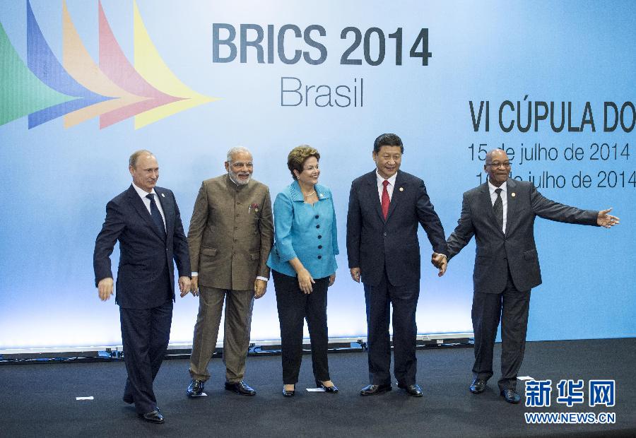 7月15日，國家主席習(xí)近平在巴西福塔萊薩出席金磚國家領(lǐng)導(dǎo)人第六次會(huì)晤。這是金磚國家領(lǐng)導(dǎo)人集體合影。 新華社記者王曄攝  