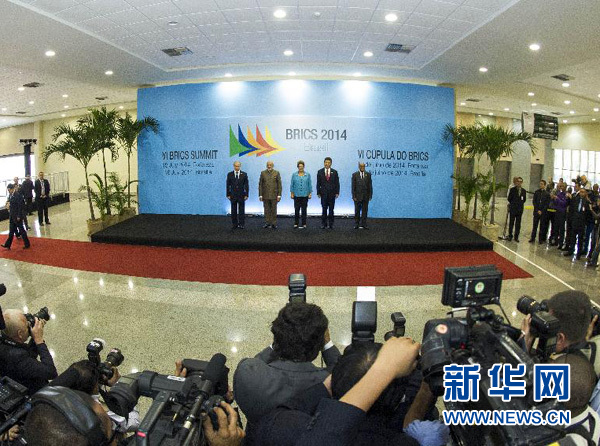 7月15日，國家主席習(xí)近平在巴西福塔萊薩出席金磚國家領(lǐng)導(dǎo)人第六次會(huì)晤。這是金磚國家領(lǐng)導(dǎo)人集體合影。 新華社記者王曄攝