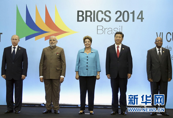  7月15日，國家主席習(xí)近平在巴西福塔萊薩出席金磚國家領(lǐng)導(dǎo)人第六次會(huì)晤。這是金磚國家領(lǐng)導(dǎo)人集體合影。 新華社記者蘭紅光攝