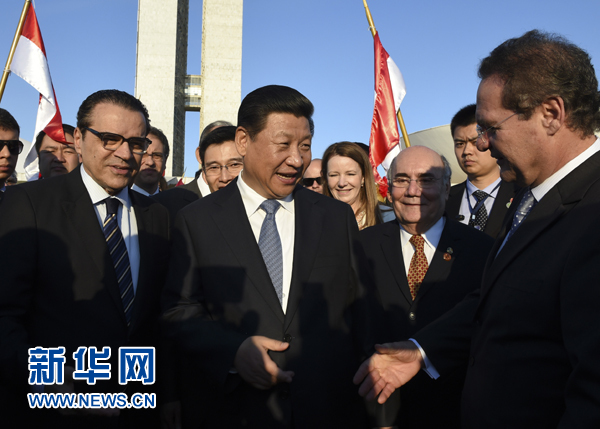 7月16日，國家主席習近平在巴西利亞會見巴西參議長卡列羅斯（前右）和眾議長阿爾維斯（前左）。 新華社記者 李學仁 攝 