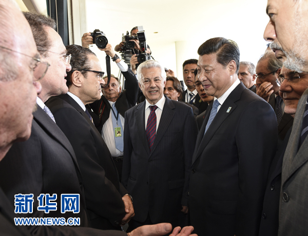 7月16日，國家主席習近平在巴西利亞會見巴西參議長卡列羅斯和眾議長阿爾維斯。這是兩院議長迎接習近平主席，并介紹議員代表。 新華社記者李學仁 攝 