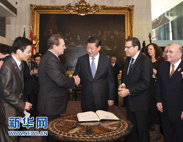 7月16日，國家主席習近平在巴西利亞會見巴西參議長卡列羅斯（前排左二）和眾議長阿爾維斯（前排右二）。 新華社記者 李學仁 攝 