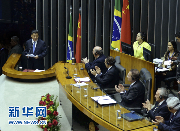 7月16日，國家主席習近平在巴西國會發(fā)表《弘揚傳統(tǒng)友好共譜合作新篇》的演講。 新華社記者 劉建生 攝