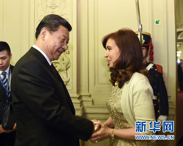當(dāng)?shù)貢r(shí)間7月18日，國(guó)家主席習(xí)近平在布宜諾斯艾利斯同阿根廷總統(tǒng)克里斯蒂娜舉行會(huì)談。這是會(huì)談開(kāi)始前，克里斯蒂娜在總統(tǒng)府為習(xí)近平舉行隆重歡迎儀式。新華社記者 李學(xué)仁 攝