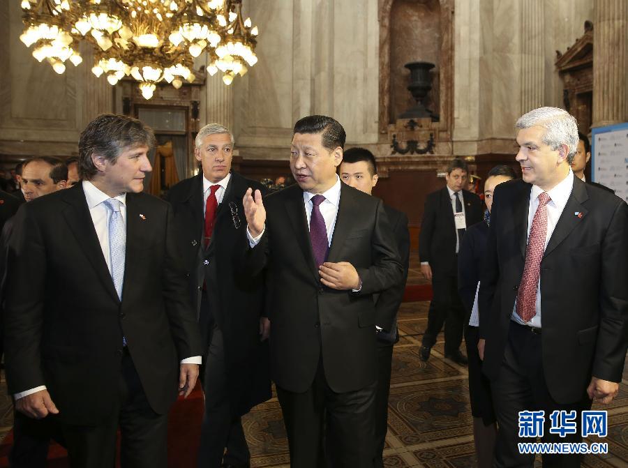 當(dāng)?shù)貢r(shí)間7月19日，國(guó)家主席習(xí)近平在布宜諾斯艾利斯會(huì)見阿根廷副總統(tǒng)兼參議長(zhǎng)布杜（前左）和眾議長(zhǎng)多明格斯（前右）。 新華社記者丁林?jǐn)z 