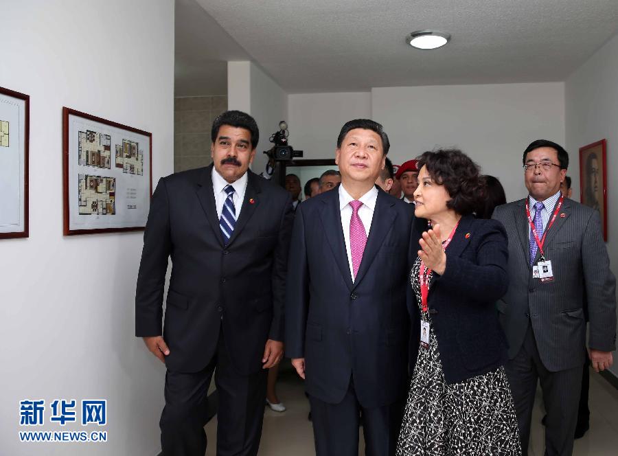 當(dāng)?shù)貢r(shí)間7月21日，國家主席習(xí)近平在委內(nèi)瑞拉總統(tǒng)馬杜羅陪同下在加拉加斯參觀蒂烏娜社會(huì)住房項(xiàng)目。 新華社記者 蘭紅光 攝
