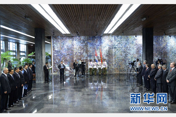 當(dāng)?shù)貢r間7月22日，國家主席習(xí)近平在哈瓦那接受古巴政府授予的&ldquo;何塞&middot;馬蒂&rdquo;勛章。古巴國務(wù)委員會主席兼部長會議主席勞爾&middot;卡斯特羅為習(xí)近平佩戴勛章。新華社記者馬占成攝