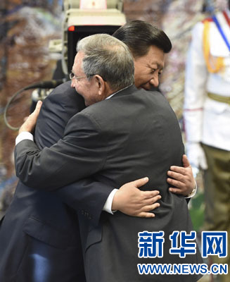 當(dāng)?shù)貢r間7月22日，國家主席習(xí)近平在哈瓦那接受古巴政府授予的&ldquo;何塞&middot;馬蒂&rdquo;勛章。古巴國務(wù)委員會主席兼部長會議主席勞爾&middot;卡斯特羅為習(xí)近平佩戴勛章。新華社記者馬占成攝