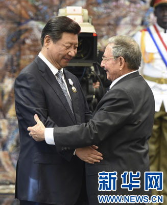 當(dāng)?shù)貢r間7月22日，國家主席習(xí)近平在哈瓦那接受古巴政府授予的&ldquo;何塞&middot;馬蒂&rdquo;勛章。古巴國務(wù)委員會主席兼部長會議主席勞爾&middot;卡斯特羅為習(xí)近平佩戴勛章。新華社記者馬占成攝