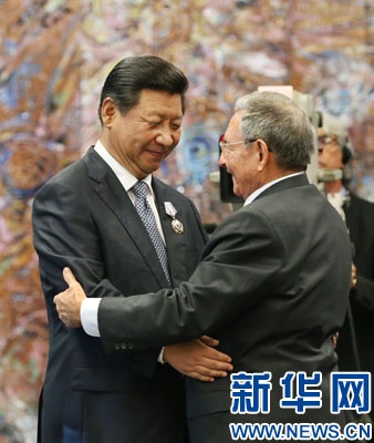 當(dāng)?shù)貢r間7月22日，國家主席習(xí)近平在哈瓦那接受古巴政府授予的&ldquo;何塞&middot;馬蒂&rdquo;勛章。古巴國務(wù)委員會主席兼部長會議主席勞爾&middot;卡斯特羅為習(xí)近平佩戴勛章。新華社記者劉衛(wèi)兵攝