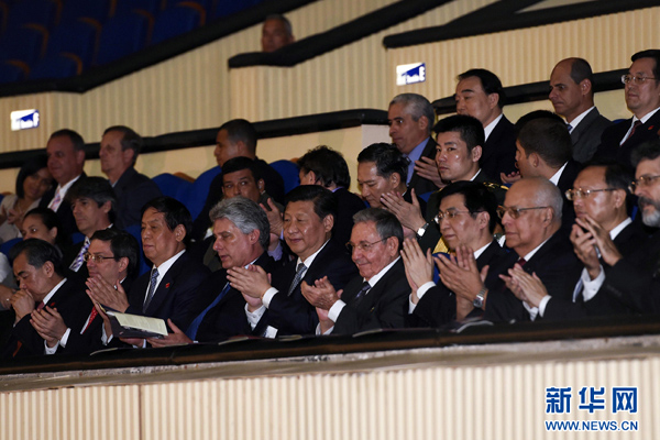      出當?shù)貢r間7月22日，國家主席習近平在哈瓦那與古巴國務委員會主席兼部長會議主席勞爾&middot;卡斯特羅共同觀看中古芭蕾舞聯(lián)合演出。新華社記者李學仁攝 