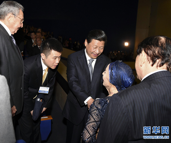     當?shù)貢r間7月22日，國家主席習近平在哈瓦那與古巴國務委員會主席兼部長會議主席勞爾&middot;卡斯特羅共同觀看中古芭蕾舞聯(lián)合演出。新華社記者李學仁攝 