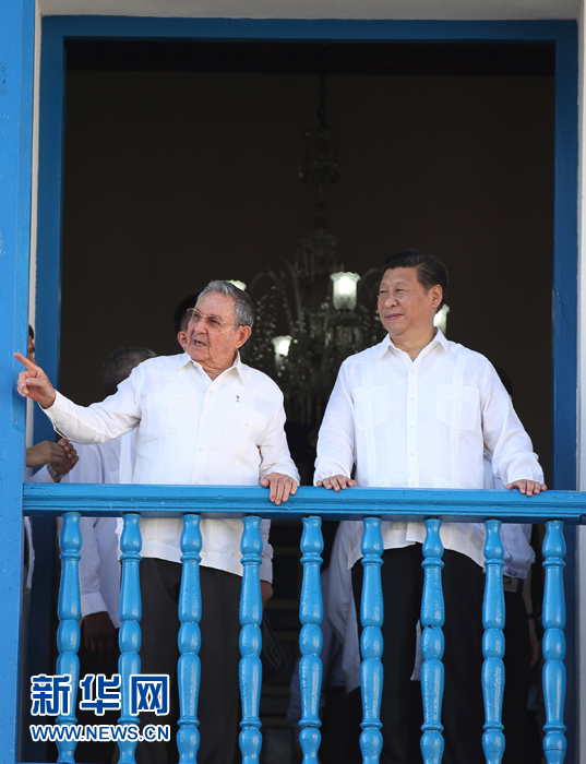 這是習(xí)近平在勞爾陪同下參觀圣地亞哥市政府時(shí)一同走上二層陽臺(tái)。1959年1月1日，菲德爾&middot;卡斯特羅就是站在這里宣布古巴革命勝利。新華社記者蘭紅光 攝 