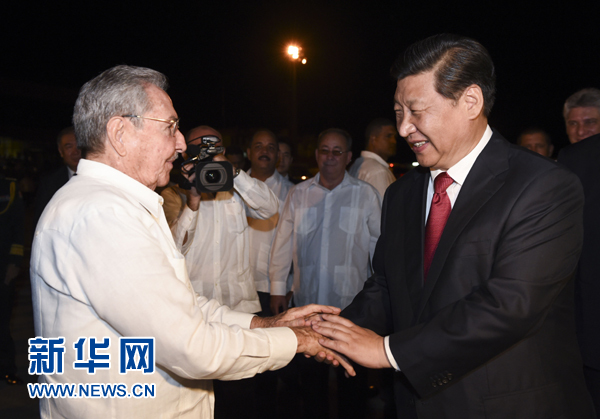 當(dāng)?shù)貢r(shí)間7月23日，國家主席習(xí)近平結(jié)束對(duì)古巴的訪問，離開圣地亞哥，啟程回國。這是古巴國務(wù)委員會(huì)主席兼部長會(huì)議主席勞爾&middot;卡斯特羅到機(jī)場為習(xí)近平送行。新華社記者 李學(xué)仁 攝 