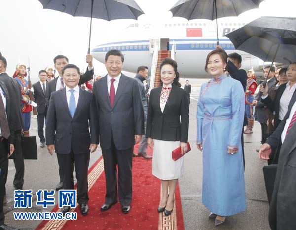 8月21日，國(guó)家主席習(xí)近平抵達(dá)烏蘭巴托，開始對(duì)蒙古國(guó)進(jìn)行國(guó)事訪問。習(xí)近平和夫人彭麗媛在機(jī)場(chǎng)受到蒙古國(guó)總理阿勒坦呼亞格夫婦熱情迎接。新華社記者鞠鵬攝 