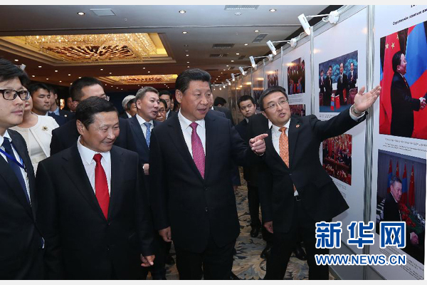 8月22日，國家主席習近平在烏蘭巴托與蒙古國總理阿勒坦呼亞格共同出席中蒙經(jīng)貿(mào)合作回顧展開幕式。 新華社記者 龐興雷 攝 