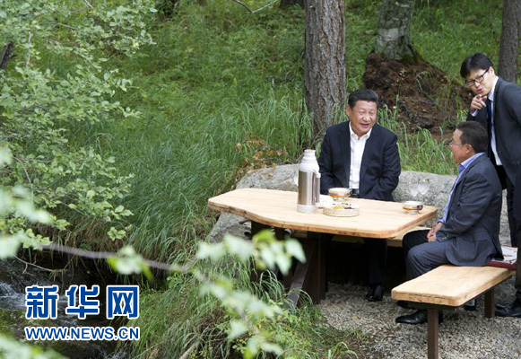 8月22日，國家主席習近平同蒙古國總統(tǒng)額勒貝格道爾吉在烏蘭巴托市郊的總統(tǒng)官邸再次會晤。這是習近平同額勒貝格道爾吉會晤后在溪畔飲茶。新華社記者 黃敬文 攝