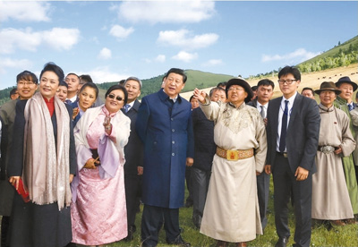 　　八月二十二日，國家主席習近平在蒙古國總統(tǒng)額勒貝格道爾吉陪同下前往烏蘭巴托市郊觀看那達慕。這是習近平和夫人彭麗媛同額勒貝格道爾吉夫婦觀看表演。新華社記者　鞠鵬攝