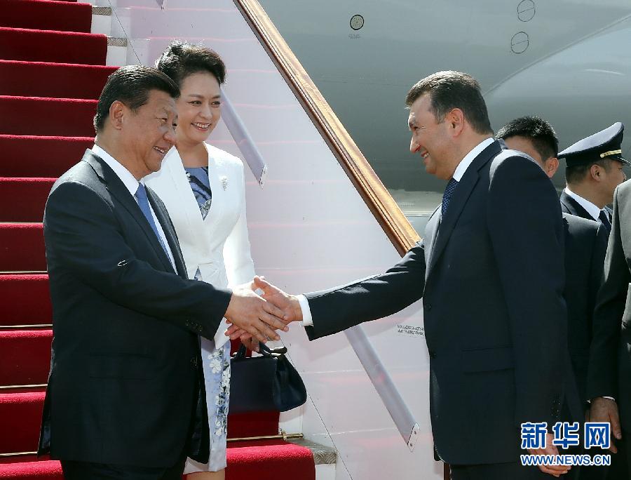9月11日，國家主席習(xí)近平抵達(dá)杜尚別，應(yīng)塔吉克斯坦總統(tǒng)拉赫蒙邀請(qǐng)，出席上海合作組織成員國元首理事會(huì)第十四次會(huì)議并對(duì)塔吉克斯坦進(jìn)行國事訪問。習(xí)近平和夫人彭麗媛在機(jī)場(chǎng)受到塔吉克斯坦總理拉蘇爾佐達(dá)等熱情迎接。新華社記者 鞠鵬 攝 