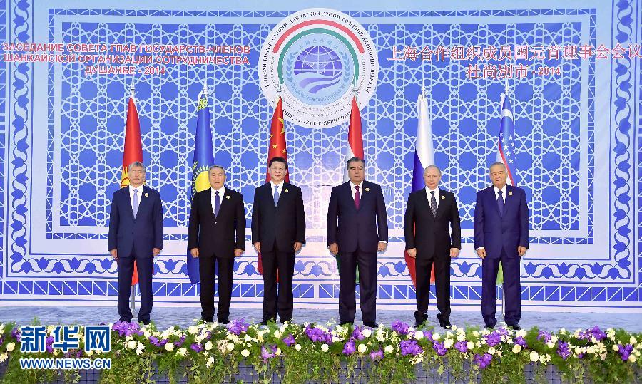 9月12日，上海合作組織成員國元首理事會(huì)第十四次會(huì)議在塔吉克斯坦首都杜尚別舉行。國家主席習(xí)近平出席會(huì)議并發(fā)表重要講話。這是與會(huì)成員國元首集體合影。新華社記者李濤攝 