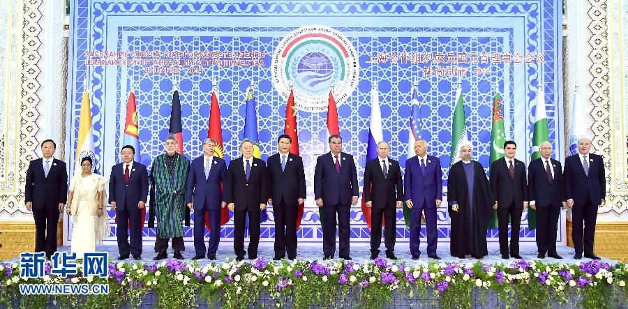 9月12日，上海合作組織成員國元首理事會(huì)第十四次會(huì)議在塔吉克斯坦首都杜尚別舉行。國家主席習(xí)近平出席會(huì)議并發(fā)表重要講話。這是與會(huì)成員國元首、觀察員國領(lǐng)導(dǎo)人或代表、主席國客人以及有關(guān)國際和地區(qū)組織代表集體合影。新華社記者李濤攝 