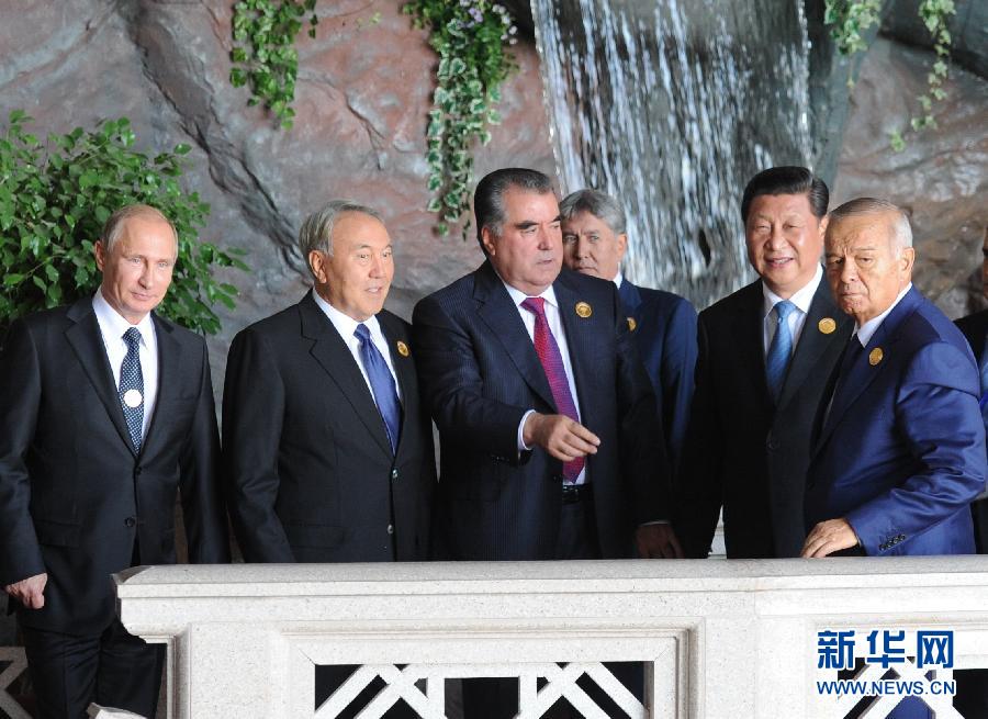 9月12日，上海合作組織成員國元首理事會第十四次會議在塔吉克斯坦首都杜尚別舉行。國家主席習(xí)近平出席會議并發(fā)表重要講話。這是習(xí)近平同其他成員國元首親切交談。新華社記者謝環(huán)馳攝 