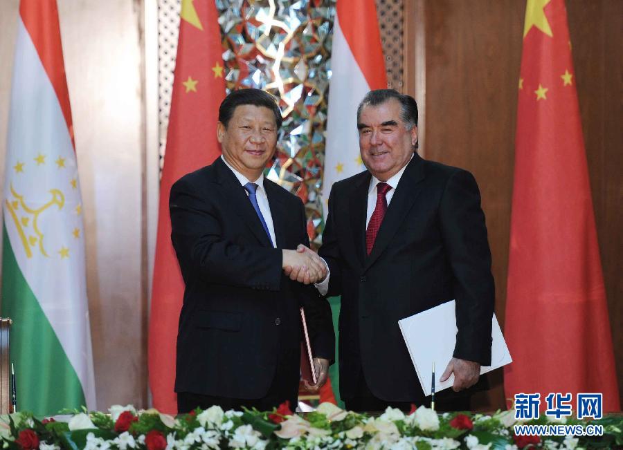 9月13日，國家主席習(xí)近平和塔吉克斯坦總統(tǒng)拉赫蒙在杜尚別共同簽署《中塔關(guān)于進(jìn)一步發(fā)展和深化戰(zhàn)略伙伴關(guān)系的聯(lián)合宣言》。新華社記者謝環(huán)馳攝 