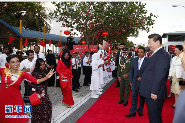 9月14日，國家主席習(xí)近平抵達(dá)馬累，開始對(duì)馬爾代夫進(jìn)行國事訪問。習(xí)近平和夫人彭麗媛在機(jī)場受到馬爾代夫總統(tǒng)亞明夫婦的熱情迎接。 新華社記者 鞠鵬 攝