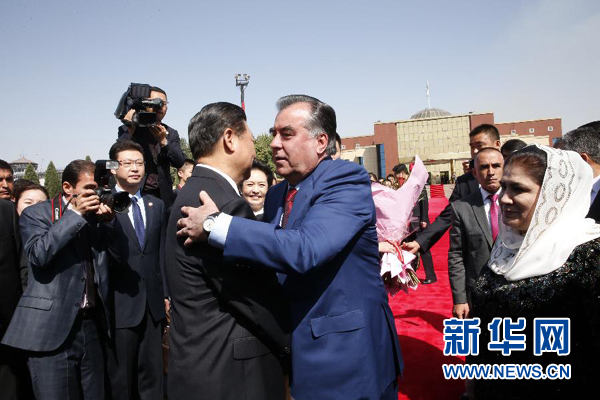 9月14日，國家主席習(xí)近平結(jié)束對(duì)塔吉克斯坦的國事訪問，乘坐專機(jī)離開杜尚別。拉赫蒙總統(tǒng)夫婦專程到機(jī)場為習(xí)近平和夫人彭麗媛送行。新華社記者 鞠鵬 攝 