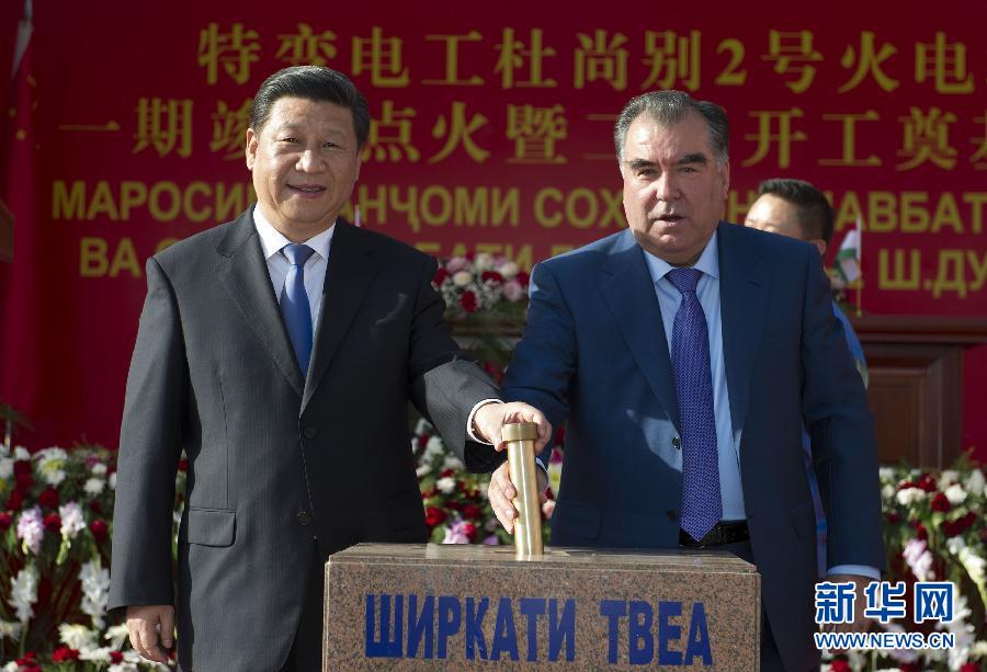 9月13日，國(guó)家主席習(xí)近平和塔吉克斯坦總統(tǒng)拉赫蒙在杜尚別共同出席中塔兩國(guó)重大合作項(xiàng)目&mdash;&mdash;杜尚別2號(hào)熱電廠一期工程竣工儀式、二期工程開(kāi)工儀式。這是習(xí)近平和拉赫蒙一同將裝有兩國(guó)元首簽名二期工程奠基紀(jì)念頁(yè)的金色金屬管放入水泥墩中。 新華社記者黃敬文攝 