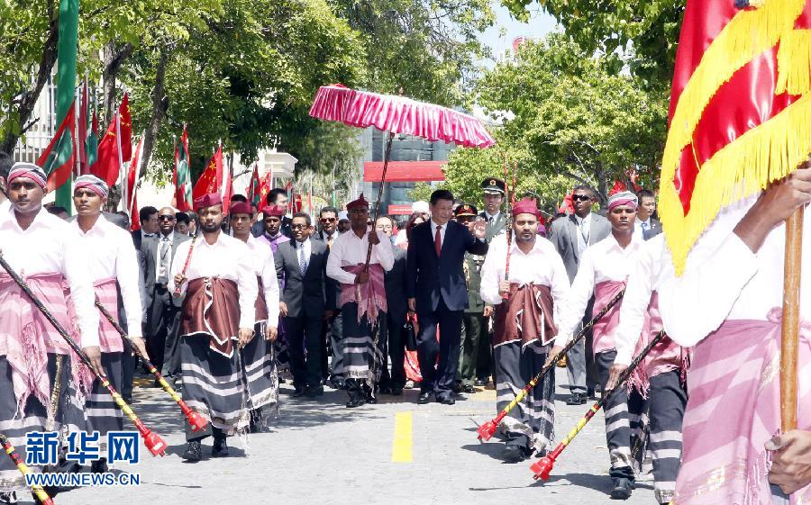 9月15日，國家主席習(xí)近平同馬爾代夫總統(tǒng)亞明在馬累舉行會談。會談前，亞明在共和國廣場為習(xí)近平舉行歡迎儀式。 新華社記者 鞠鵬 攝