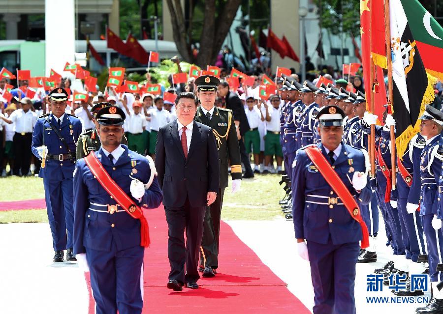 9月15日，國家主席習(xí)近平同馬爾代夫總統(tǒng)亞明在馬累舉行會談。會談前，亞明在共和國廣場為習(xí)近平舉行歡迎儀式。 新華社記者 馬占成 攝 