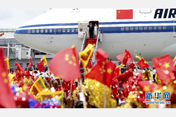 9月16日，國(guó)家主席習(xí)近平抵達(dá)科倫坡，開始對(duì)斯里蘭卡進(jìn)行國(guó)事訪問(wèn)。這是習(xí)近平和夫人彭麗媛向歡迎群眾揮手致意。 新華社記者馬占成攝 