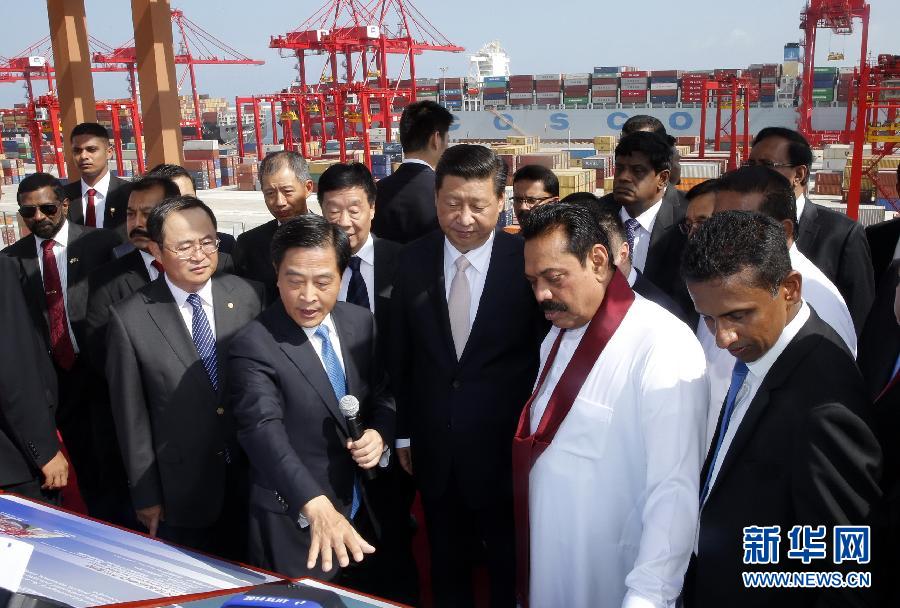 9月17日，國家主席習(xí)近平在斯里蘭卡總統(tǒng)拉賈帕克薩陪同下，考察中斯重要合作項目&mdash;&mdash;科倫坡港南集裝箱碼頭。 新華社記者 鞠鵬 攝