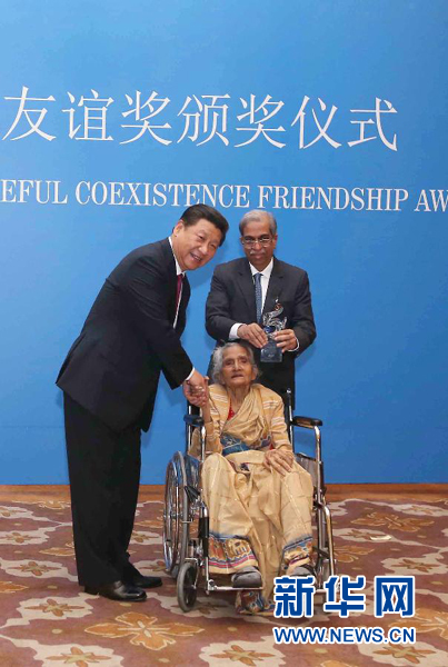 9月19日，國家主席習(xí)近平在新德里會見印度友好人士、友好團(tuán)體代表，并頒發(fā)和平共處五項(xiàng)原則友誼獎，表彰他們長期致力于中印友好事業(yè)。新華社記者龐興雷攝 