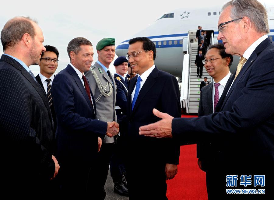 10月9日，國(guó)務(wù)院總理李克強(qiáng)抵達(dá)柏林開始對(duì)德國(guó)進(jìn)行正式訪問。德國(guó)政府高級(jí)官員到機(jī)場(chǎng)迎接。 新華社記者 饒愛民 攝