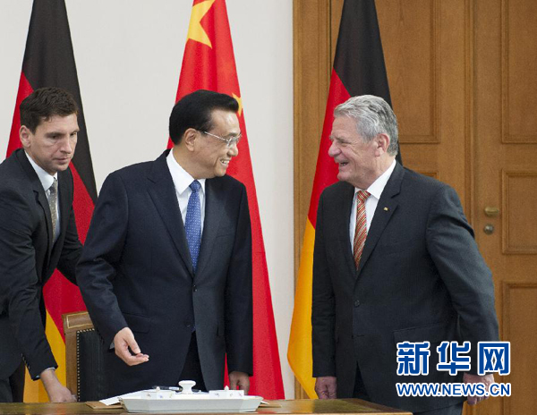 10月10日，國務(wù)院總理李克強在柏林會見德國總統(tǒng)高克。這是李克強總理與高克總統(tǒng)親切交談。 新華社記者 王曄 攝 