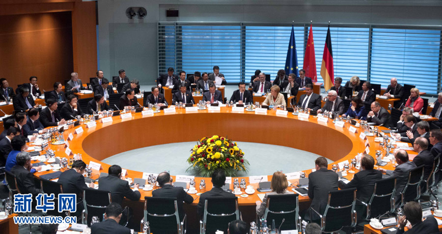 10月10日，中國國務(wù)院總理李克強(qiáng)在柏林與德國總理默克爾共同主持第三輪中德政府磋商。 新華社記者 李學(xué)仁 攝 