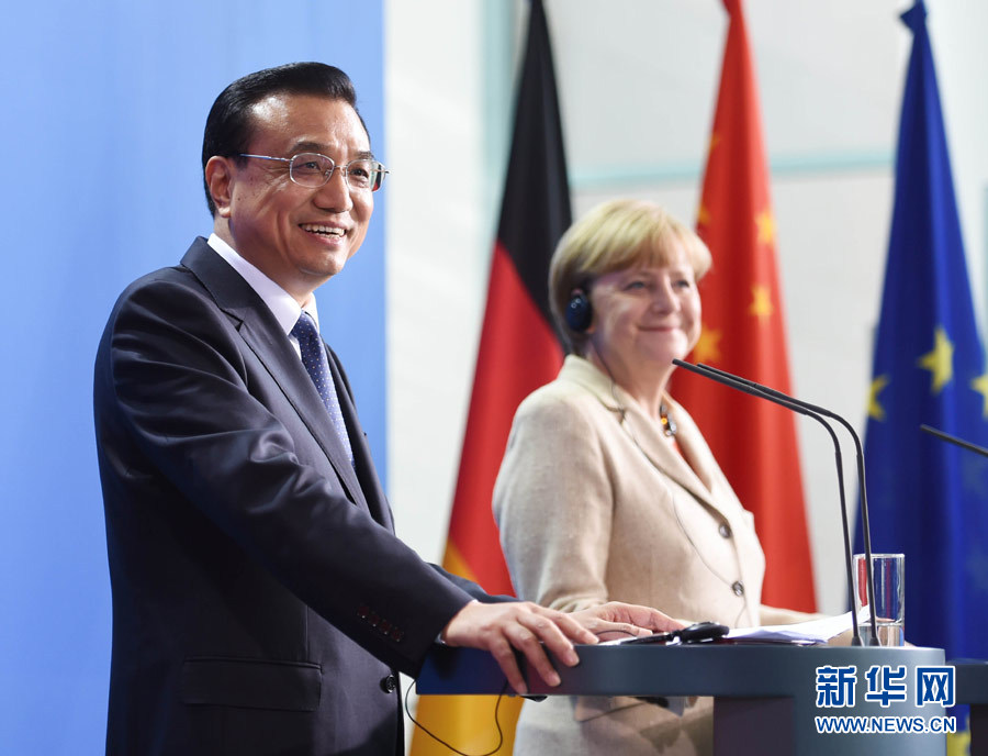 10月10日，國務院總理李克強在柏林與德國總理默克爾圓滿結(jié)束第三輪中德政府磋商后共同會見記者。 新華社記者 李學仁 攝 