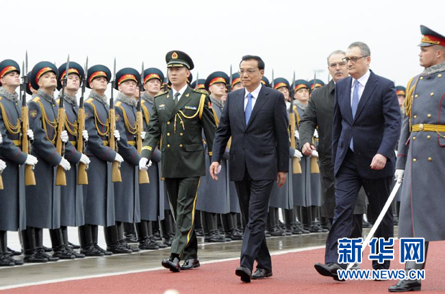 10月12日，中國國務院總理李克強乘專機抵達莫斯科，開始對俄羅斯進行正式訪問并舉行中俄總理第十九次定期會晤。俄方在機場舉行隆重儀式，歡迎李克強總理。新華社記者 張鐸 攝