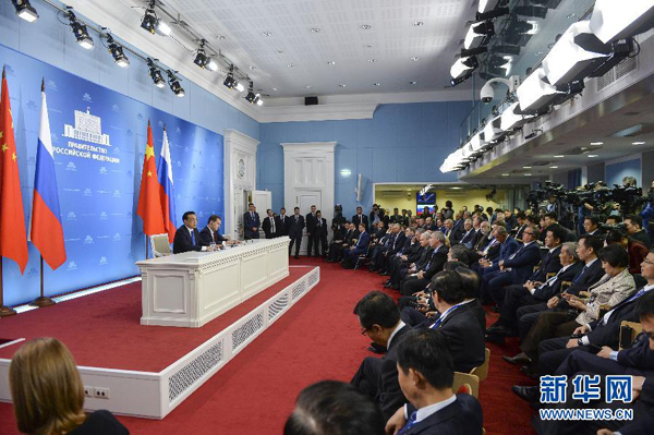 10月13日，國務(wù)院總理李克強(qiáng)在莫斯科與俄羅斯總理梅德韋杰夫圓滿結(jié)束中俄總理第十九次定期會(huì)晤后共同會(huì)見記者。 新華社記者李學(xué)仁攝