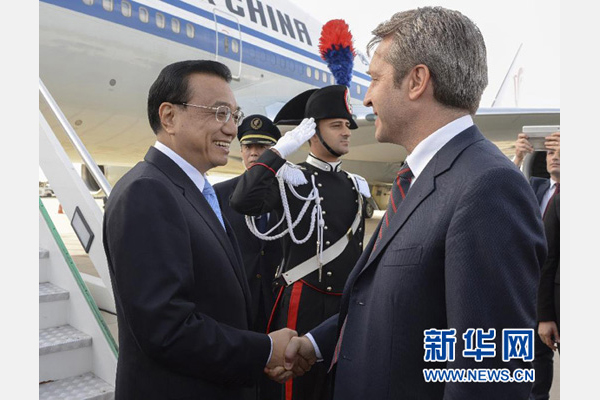 10月14日，國務(wù)院總理李克強(qiáng)乘專機(jī)抵達(dá)羅馬，開始對意大利進(jìn)行正式訪問，意大利政府高級官員到機(jī)場迎接。 新華社記者李學(xué)仁攝