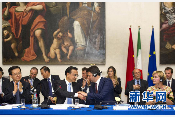 10月14日，中國(guó)國(guó)務(wù)院總理李克強(qiáng)在羅馬巴爾貝里尼宮與意大利總理倫齊共同會(huì)見(jiàn)中意企業(yè)家委員會(huì)委員及企業(yè)家代表并致辭。 新華社記者謝環(huán)馳 攝 