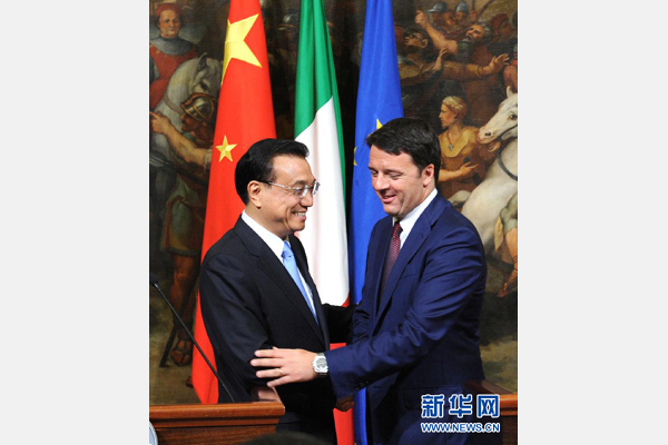 10月14日，中國國務院總理李克強與意大利總理倫齊在羅馬舉行會談后共同會見記者。 新華社記者 饒愛民 攝 