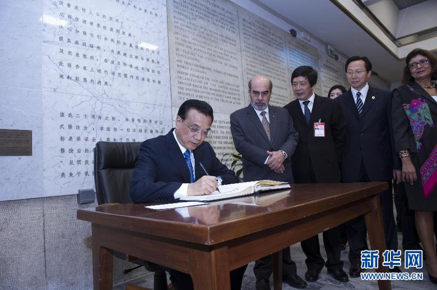 10月15日，中國(guó)國(guó)務(wù)院總理李克強(qiáng)在羅馬會(huì)見聯(lián)合國(guó)糧農(nóng)組織總干事格拉齊亞諾。這是李克強(qiáng)抵達(dá)后在貴賓簿上簽字。 新華社記者 王曄 攝