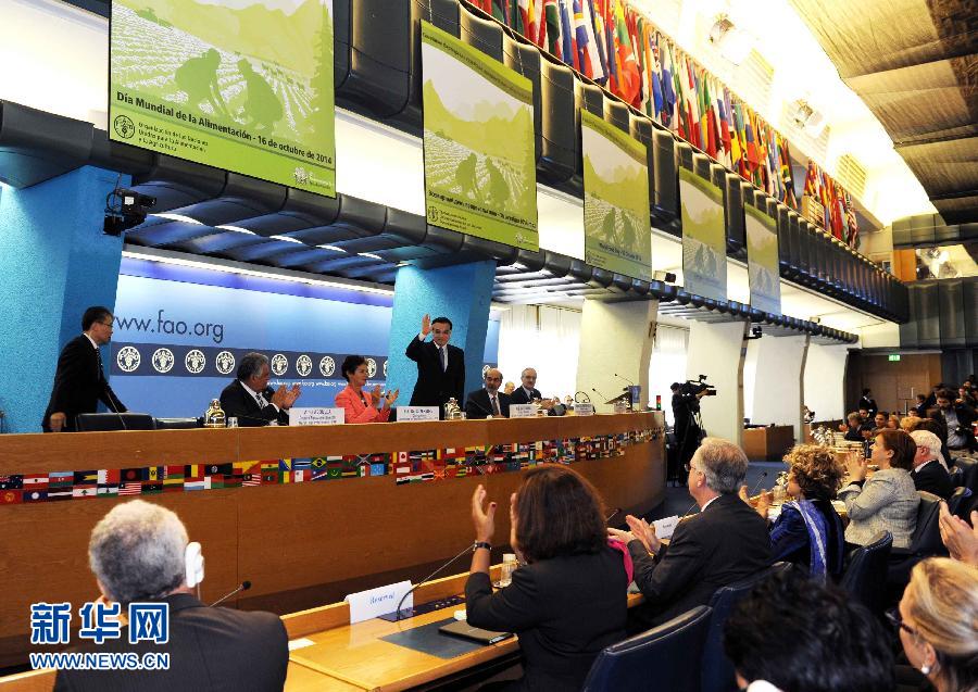 10月15日，中國(guó)國(guó)務(wù)院總理李克強(qiáng)在格拉齊亞諾總干事的陪同下在位于羅馬的聯(lián)合國(guó)糧農(nóng)組織總部發(fā)表演講。 新華社記者 饒愛民 攝 