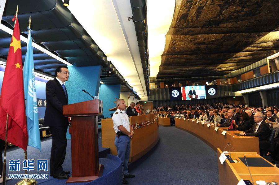 10月15日，中國(guó)國(guó)務(wù)院總理李克強(qiáng)在格拉齊亞諾總干事的陪同下在位于羅馬的聯(lián)合國(guó)糧農(nóng)組織總部發(fā)表演講。 新華社記者 饒愛民 攝 