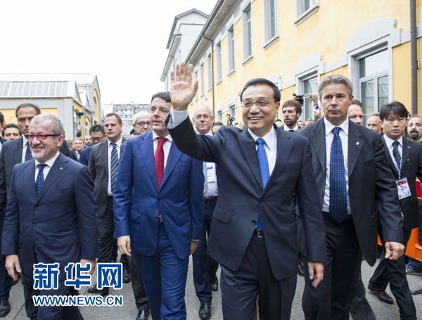 10月16日，中國國務(wù)院總理李克強在米蘭與意大利總理倫齊共同出席第五屆中意創(chuàng)新合作周大會并致辭。這是李克強抵達位于米蘭理工大學(xué)的會場。新華社記者王曄攝